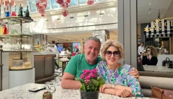 “Dy vite pa ty”, dedikimi prekës i Agron Llakajt për bashkëshorten: Ti s’më lexon, por unë vazhdoj të të shkruaj