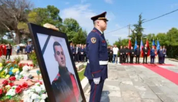 Dy vjet pas vrasjes në krye të detyrës, polici Novruz Cenalia rivarroset në “Varrezat e Dëshmorëve”