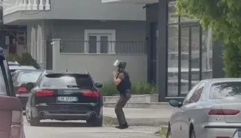 Dyshime për eksploviz në një automjet në Korçë, policia rrethon zonën