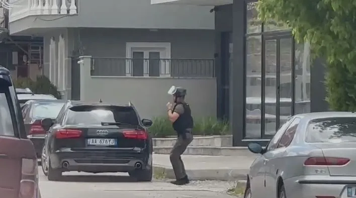 Dyshime për eksploviz në një automjet në Korçë, policia rrethon zonën