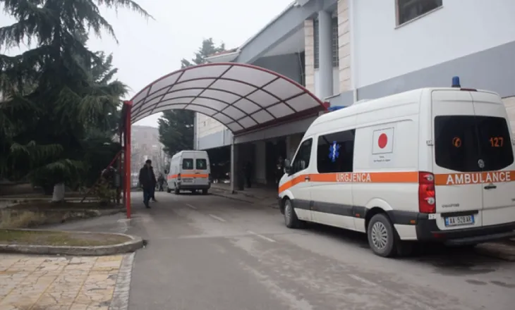 Dyshohet se ngacmoi seksualisht pacienten/ Reagon Spitali i Korçës: Mjeku është pezulluar nga detyra