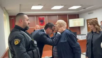E bëj burgun për ty! Njeriu i vogël nën aktorin e madh!