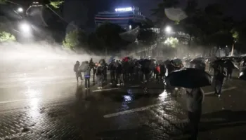 E paprecedentë as në botë/ Policia sulmon barbarisht liderin e opozitës me ujë dhe gaz lotsjellës