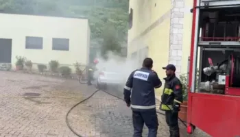 E parkuar në oborrin e shtëpisë, merr flakë makina në Lezhë