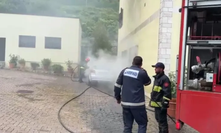 E parkuar në oborrin e shtëpisë, merr flakë makina në Lezhë