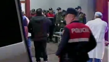 E plagosën me armën e tij, polici  transportohet te Trauma, mjekët: Gjendja e 20-vjeçarit është…