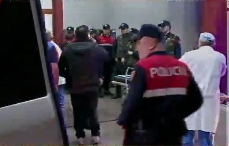 E plagosën me armën e tij, polici  transportohet te Trauma, mjekët: Gjendja e 20-vjeçarit është…