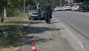 E rëndë në aksin Elbasan-Librazhd, përplaset për vdekje një 7-vjeçar/ Po kalonte rrugën për në shkollë, i shpëtoi nga duart nënës