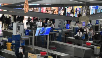 E rëndë në Greqi, udhëtari gjendet i pajetë në tualetet e aeroportit të Athinës/ Dyshimet e para, në fyt iu gjet…