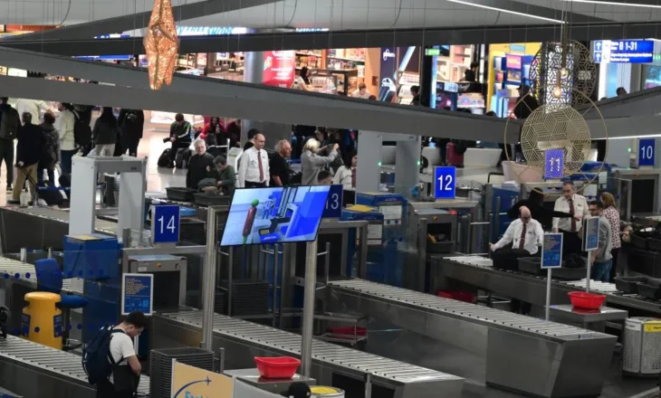 E rëndë në Greqi, udhëtari gjendet i pajetë në tualetet e aeroportit të Athinës/ Dyshimet e para, në fyt iu gjet…