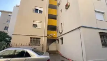 E rëndë në Shkodër, i riu hidhet nga pallati, humb jetën