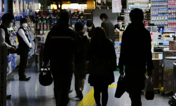 E rëndë në Tokio! Një person hedh substancë të panjohur në qendrën tregtare luksoze, plagosen 20 persona, izolohet e gjithë zona