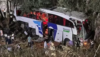 E rëndë në Turqi/ Përmbyset autobusi, raportohen 4 viktima dhe 15 plagosur