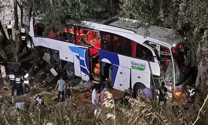 E rëndë në Turqi/ Përmbyset autobusi, raportohen 4 viktima dhe 15 plagosur