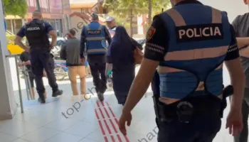 E rëndë në Vlorë/ Një grua futet me thikë në Gjykatën e Shkallës së Parë, arrestohet nga forcat e policisë