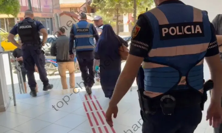 E rëndë në Vlorë/ Një grua futet me thikë në Gjykatën e Shkallës së Parë, arrestohet nga forcat e policisë