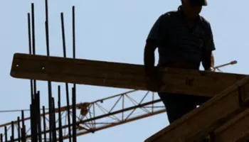 E rëndë/ Punëtori i ndërtimit humb ekuilibrin dhe bie nga kati i tretë i ndërtesës, ndërron jetë në spital