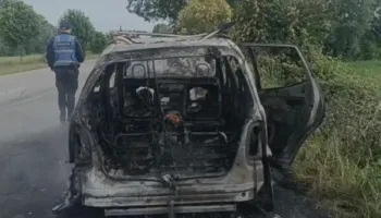 E rëndë/ Shkrumbohet totalisht makina në aksin Berat-Lushnjë, shpëtojnë pa lëndime tre persona (FOTO)
