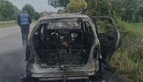 E rëndë/ Shkrumbohet totalisht makina në aksin Berat-Lushnjë, shpëtojnë pa lëndime tre persona (FOTO)