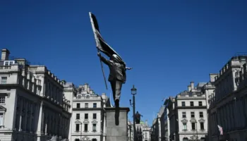 E vërteta e statujës misterioze në Londër/ Banksy konfirmon autorësinë, si e ndërtoi kaq shpejt skulpturën monumentale
