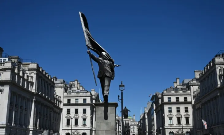 E vërteta e statujës misterioze në Londër/ Banksy konfirmon autorësinë, si e ndërtoi kaq shpejt skulpturën monumentale