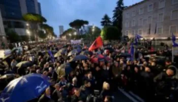 Edhe në shi/ Qytetarët i përgjigjen thirrjes së opozitës, pjesëmarrje masive në protestën kombëtare