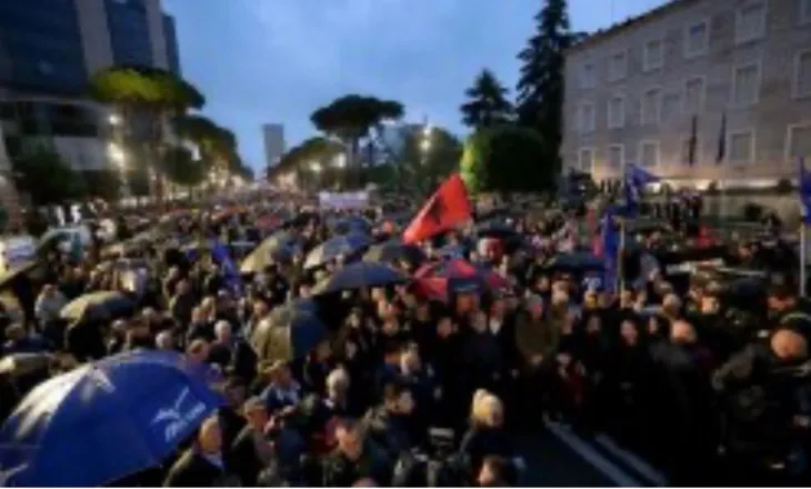 Edhe në shi/ Qytetarët i përgjigjen thirrjes së opozitës, pjesëmarrje masive në protestën kombëtare
