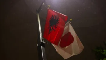 Edi Rama në Tokio, rrugët zbukurohen me flamuj shqiptarë
