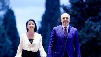 Edi Rama po mbron Linda Ramën nga qelia, emri i bashkëshortes së kryeministrit ka dalë në “furgonët” e…