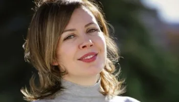 “Eja të hash grosh”, gazetarja tallet hapur me Sali Berishën pas sulmeve në konferencë