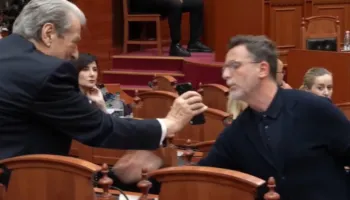 Ekskluzive/ Pas replikave ne foltore, Braçe i shkon Berishës në vendin ku qëndron në Kuvend. Zbulohet biseda mes tyre