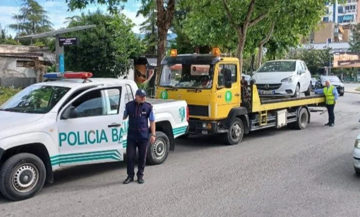 Elbasan/ Policia Bashkiake aksion për zhvendosjen e automjeteve ‘të harruara’ në rrugë, dërgohen në…