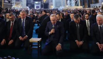 Erdogan lexon Kuranin në Aja Sofia në ditën e rënies së Kostandinopojës/ Marshime, lutje dhe aktivitete në Turqi