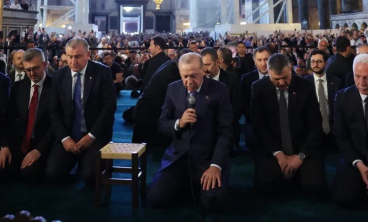 Erdogan lexon Kuranin në Aja Sofia në ditën e rënies së Kostandinopojës/ Marshime, lutje dhe aktivitete në Turqi