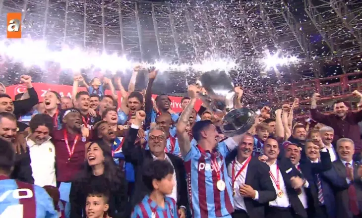 Ernest Muçi ngre lart trofeun, Trabzonspori shpallet fitues i Kupës së Turqisë