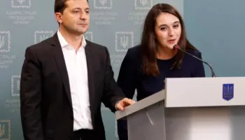 “Është histerik, pastron para, duket si një arush i butë, por kur fiken dritat…”, ish zëdhënësja tregon anën e errët të Zelenskyt: Ndryshon maskën gjatë gjithë kohës