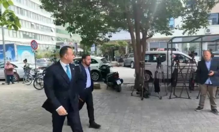 Është paditur për shpifje, deputeti Klevis Balliu paraqitet në GJKKO