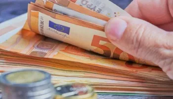 Euro vetëm në rënie/ Arrin rekord të ri