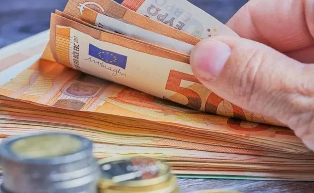Euro vetëm në rënie/ Arrin rekord të ri