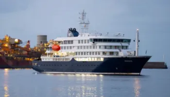 Evakuimi i pasagjerëve në Tenerife/ Autoritetet greke në gatishmëri, pritet riatdhesimi i një 70-vjeçari që ndodhej në bord
