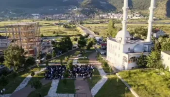 Festa e Kurban Bajramit në Bulqizë, besimtarët falin namazin përpara xhamisë së qytetit