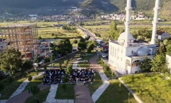 Festa e Kurban Bajramit në Bulqizë, besimtarët falin namazin përpara xhamisë së qytetit
