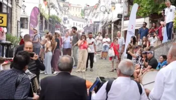 “Festë në Sokak”, Gjirokastra ndez netët e verës me muzikë, traditë dhe polifoni