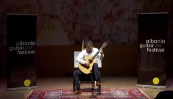 Festivali i Kitarës në Tiranë, kitaristi Goran Krivokapic performon në edicionin jubilar të festivalit ndërkombëtar