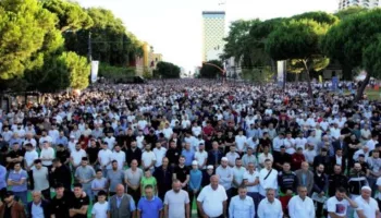 Festohet Kurban Bajrami, mijëra besimtarë falin Namazin tek “Dëshmorët e Kombit”