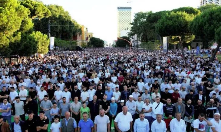 Festohet Kurban Bajrami, mijëra besimtarë falin Namazin tek “Dëshmorët e Kombit”