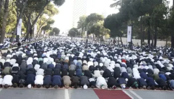 Festohet sot Kurban Bajrami, mijëra besimtarë myslimanë falin namazin