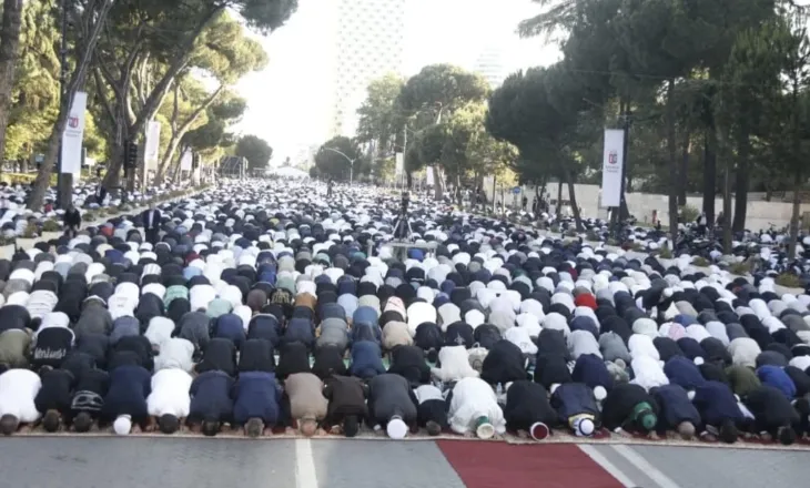 Festohet sot Kurban Bajrami, mijëra besimtarë myslimanë falin namazin