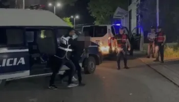 Fier/ Mbante në banesë dy kallashnikovë, vihet në pranga 43-vjeçari
