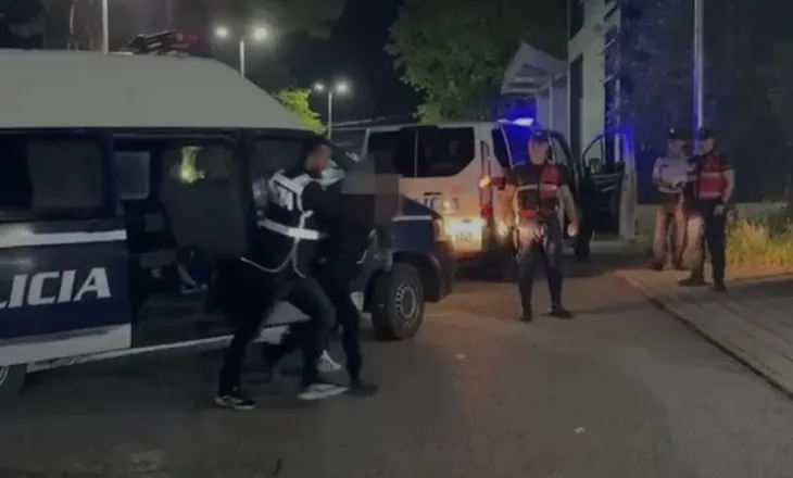 Fier/ Mbante në banesë dy kallashnikovë, vihet në pranga 43-vjeçari